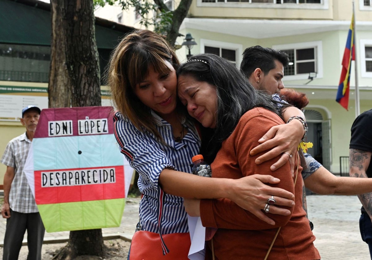 Una mujer consuela a la madre de una de las venezolanas detenidas por el régimen chavista