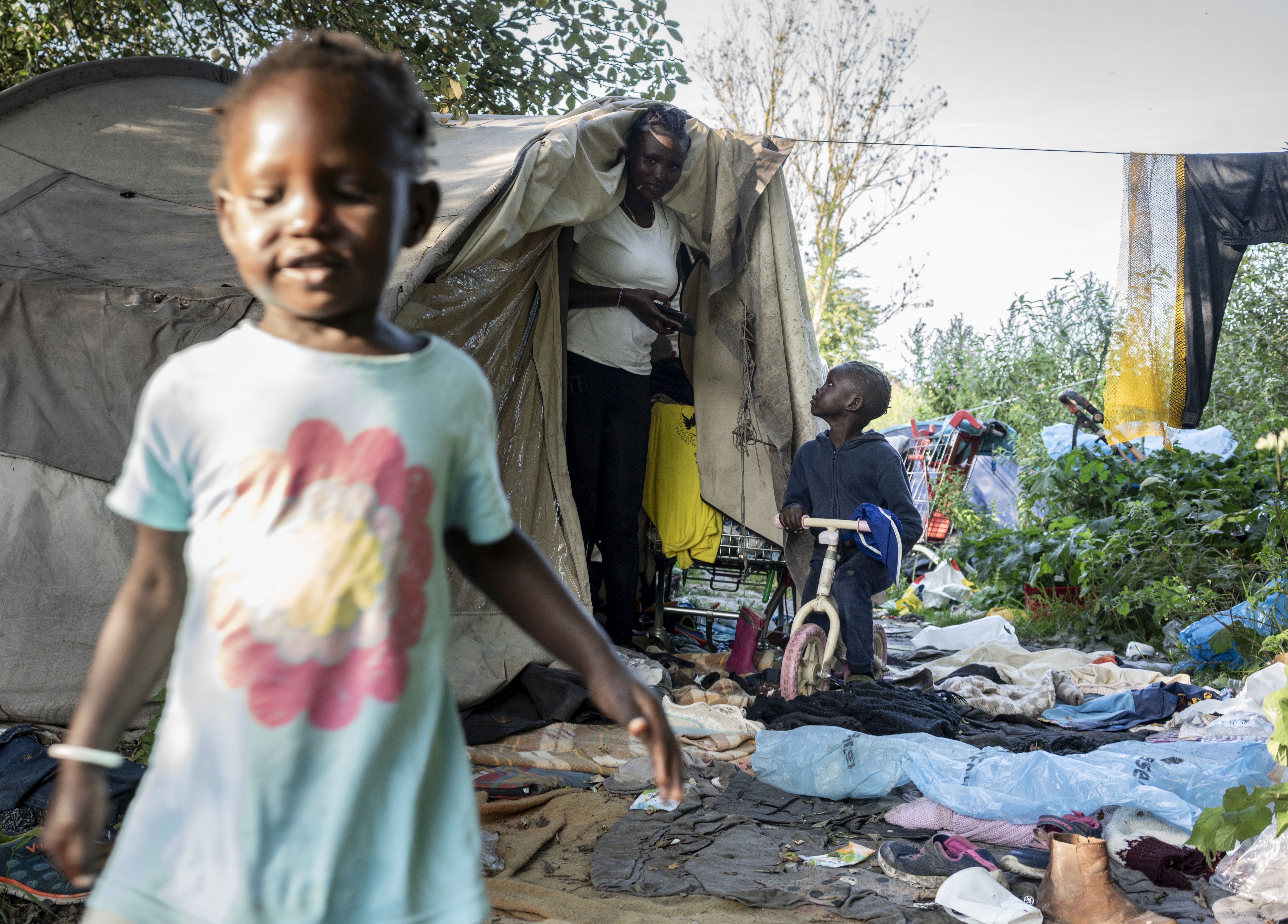 A las afueras de Dunquerque, una refugiada de Sudán del Sur malvive en los campamentos precarios con sus dos hijos  de 5 y 2 años tras huir de la guerra