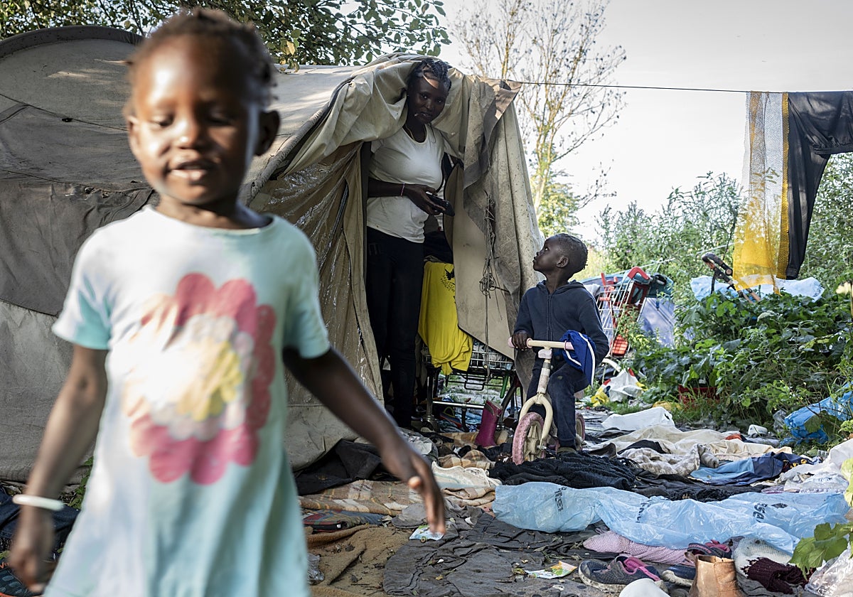 Una refugiada de Sudán del Sur vive entre la miseria con sus dos hijos en Dunquerque