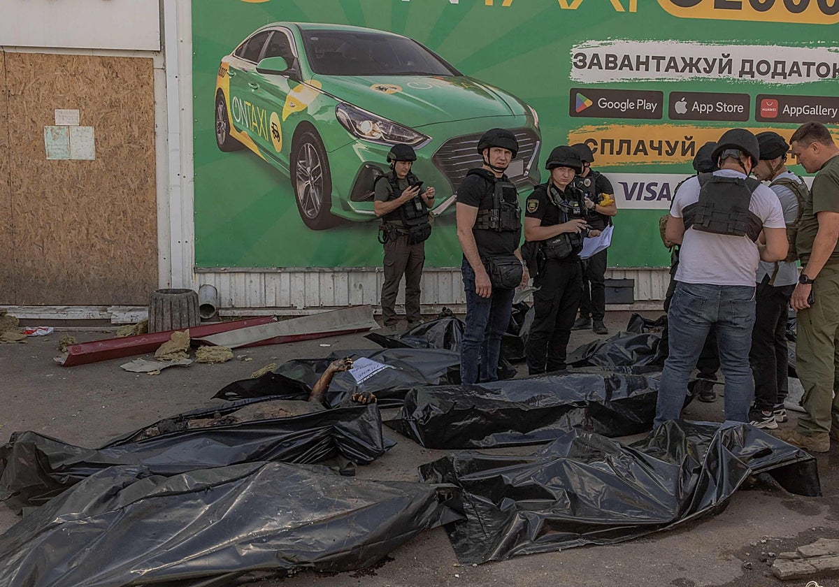 La Policía ucraniana recoge los cadáveres causados por el ataque ruso a un supermercado en el Donbass