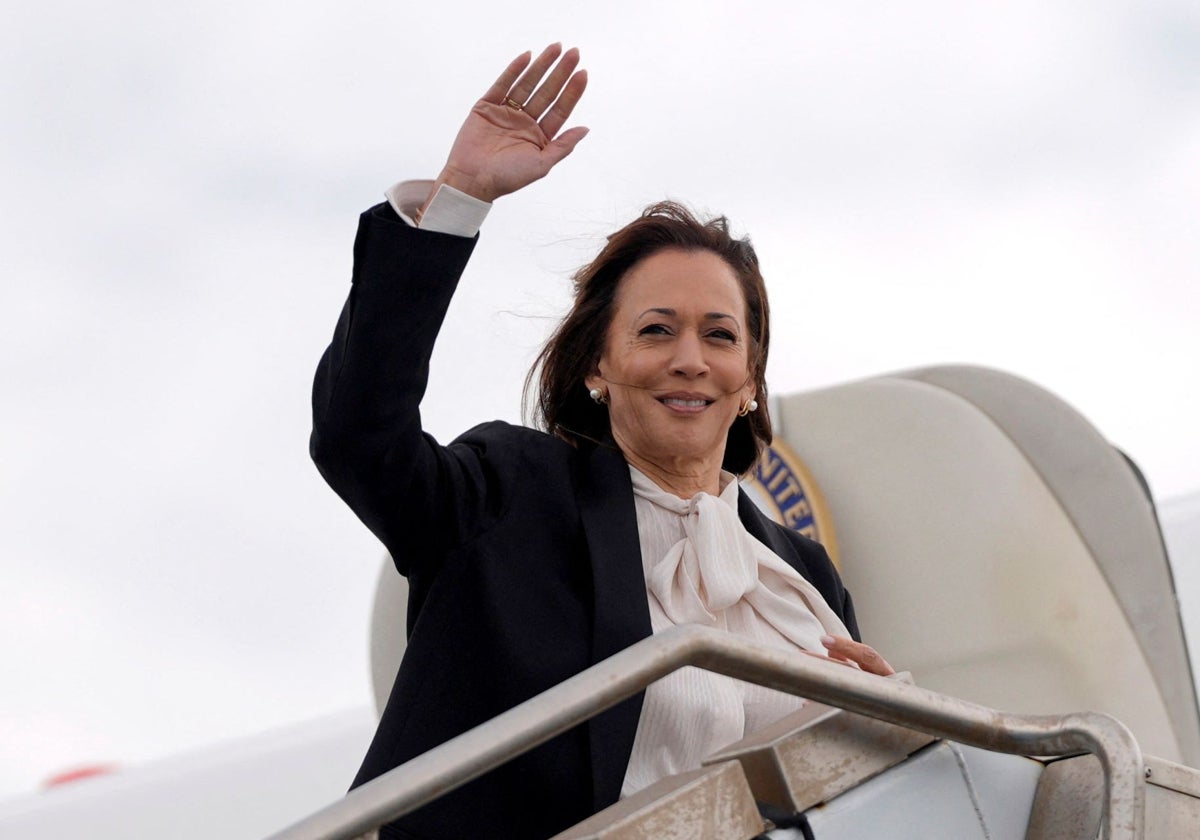 La candidata presidencial demócrata y vicepresidenta de Estados Unidos , Kamala Harris, saluda mientras aborda el Air Force Two en el Aeropuerto Internacional de San Francisco