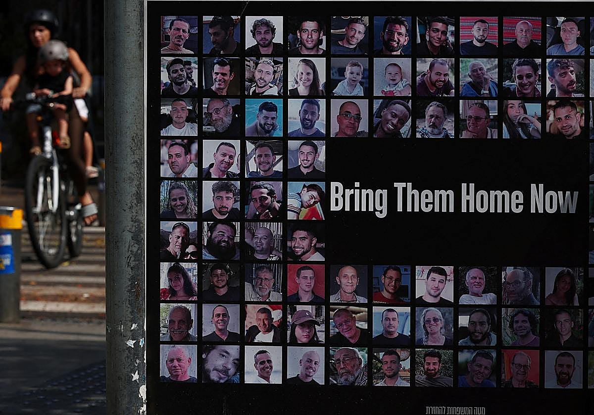 Pancartas por la vuelta de los rehenes israelíes.