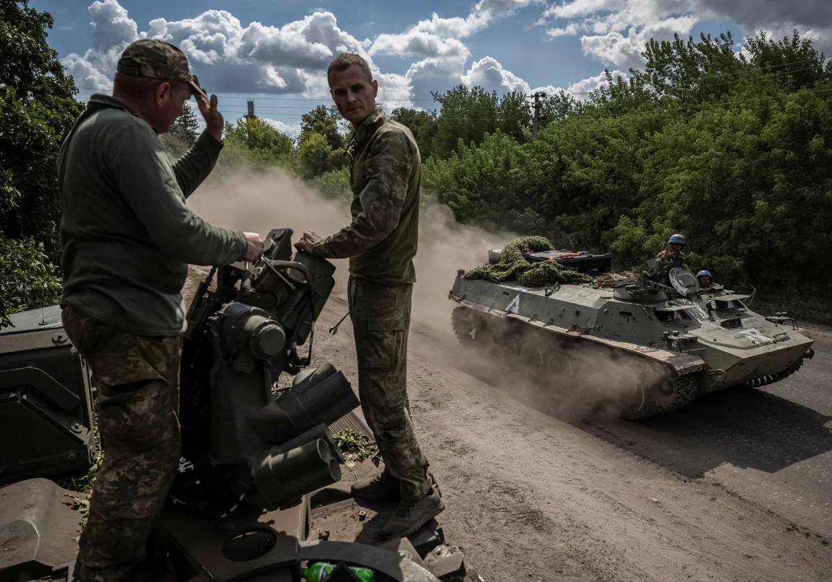 Dos soldados ucranianos en la frontera con la región rusa de Kursk