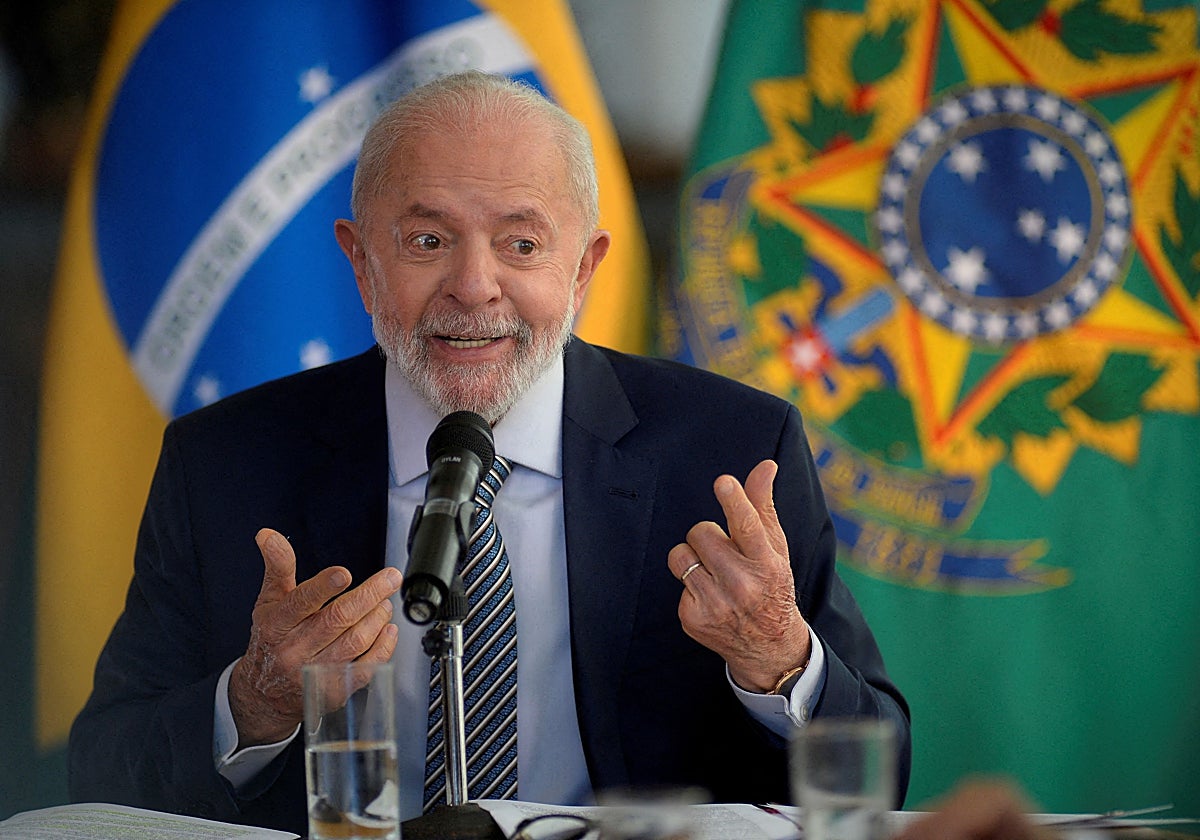 El presidente brasileño Luiz Inácio Lula da Silva habla con medios extranjeros en el palacio de Planalto en Brasilia