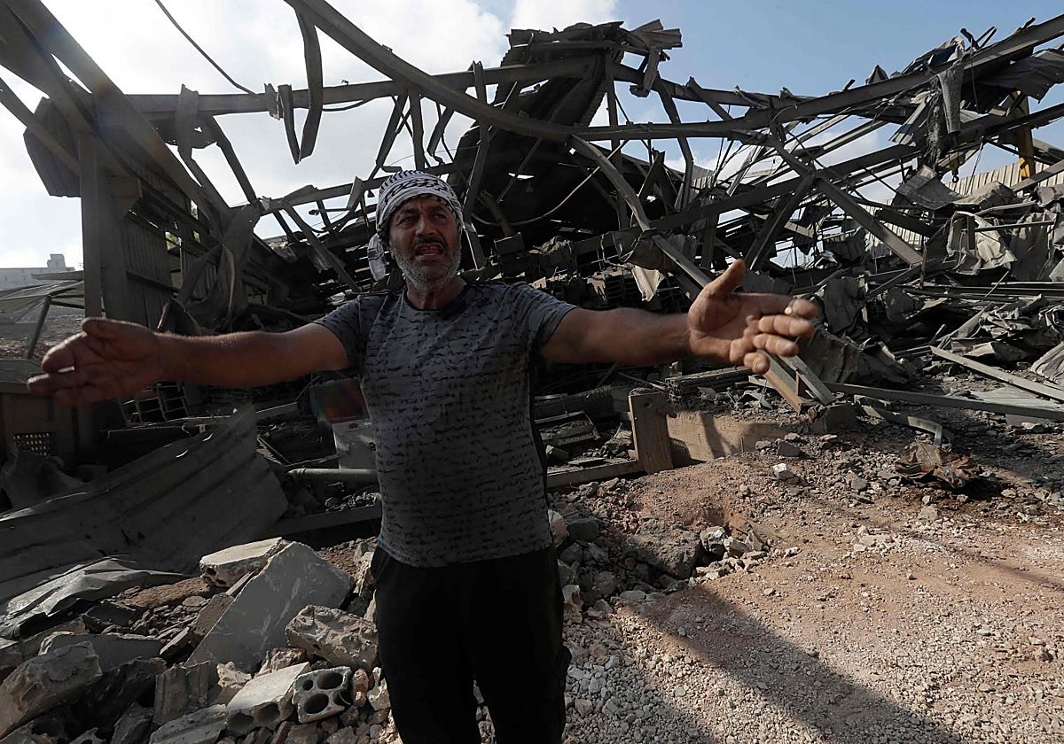 Un hombre inspecciona los daños a un edificio después de un ataque israelí en Nabatieh