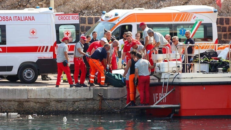 Imagen del rescate de uno de los cuerpos en Palermo, después de que un tornado hundiese un velero británico