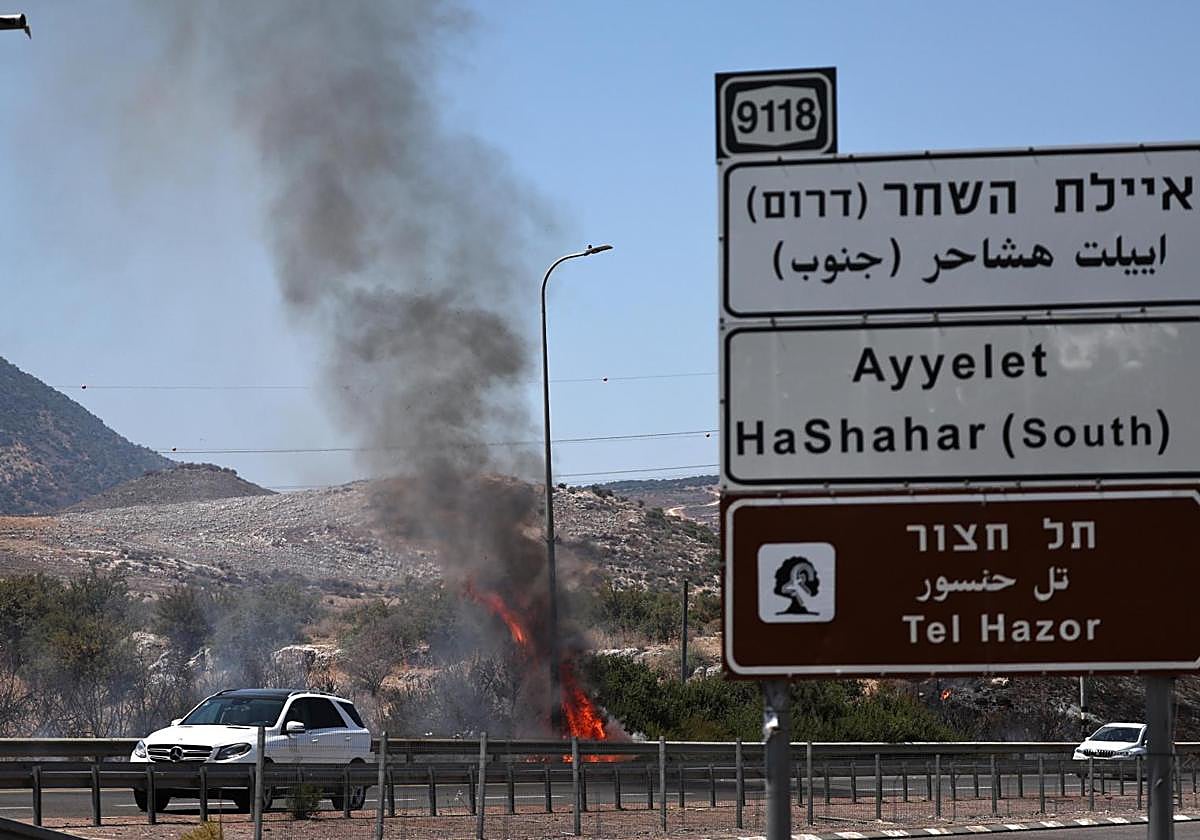 Incendio en el norte de Israel provocado por un ataque de Hizbolá este sábado