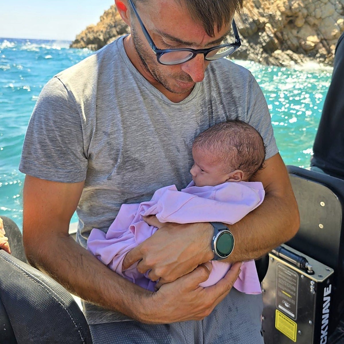 El bebé de 50 días tuvo que beber leche con agua de mar