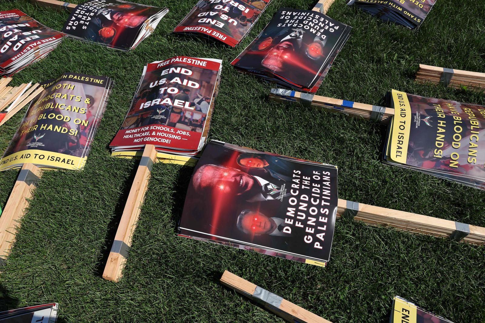 Una coalición de unas 200 organizaciones de justicia social, muchas de ellas de grupos pro palestinos, se reúnen fuera de la convención