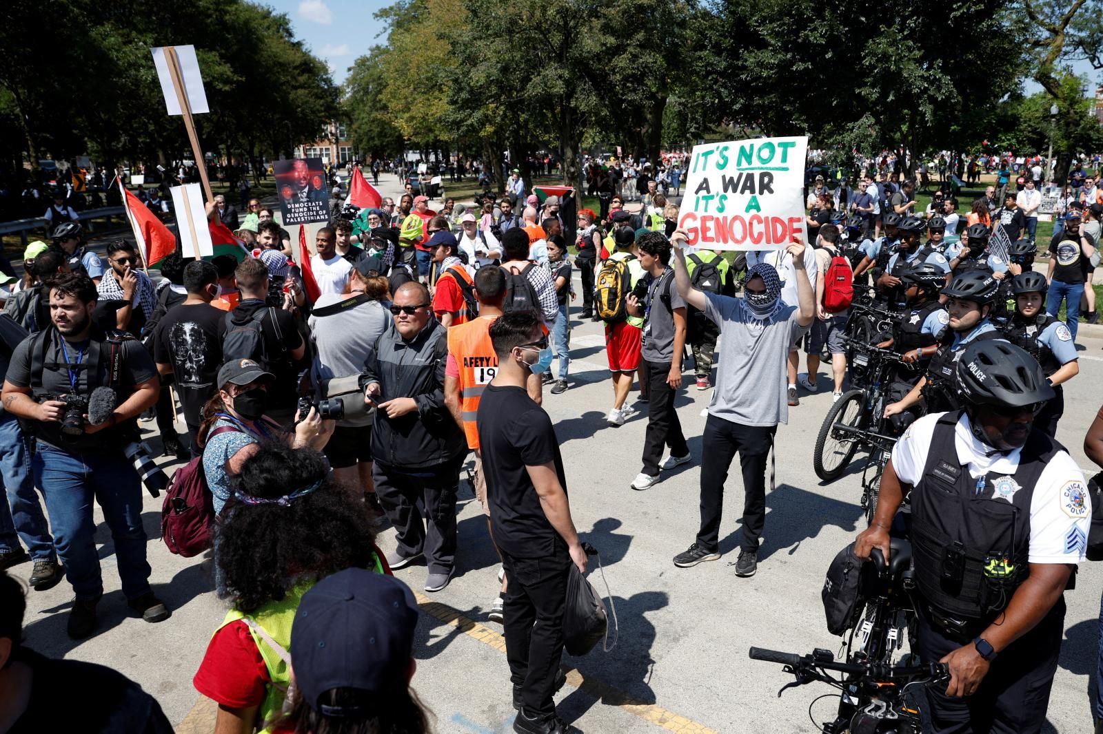 Miles de manifestantes se reúnen este lunes en Chicago contra la guerra en Gaza durante la convención del Partido Demócrata 