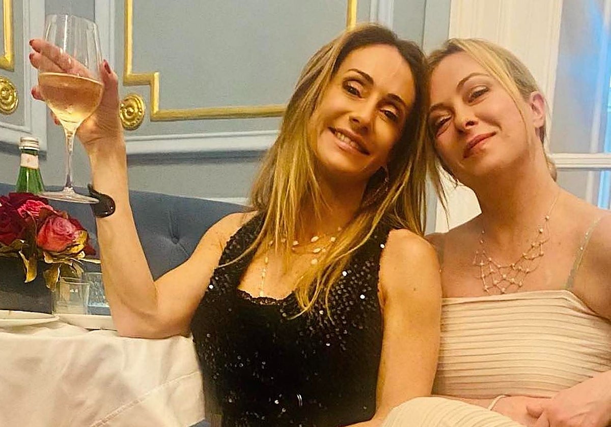 La primera ministra italiana Giorgia Meloni junto con su hermana Arianna