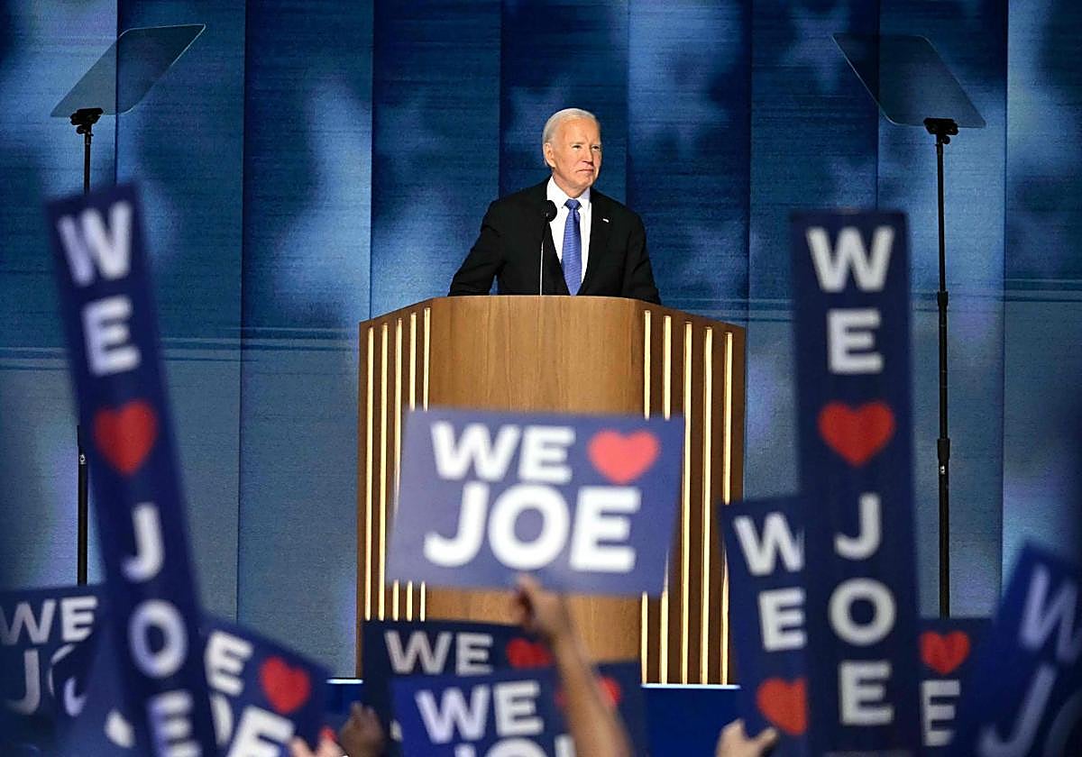 Joe Biden durante su ovación en la convención de Chicago