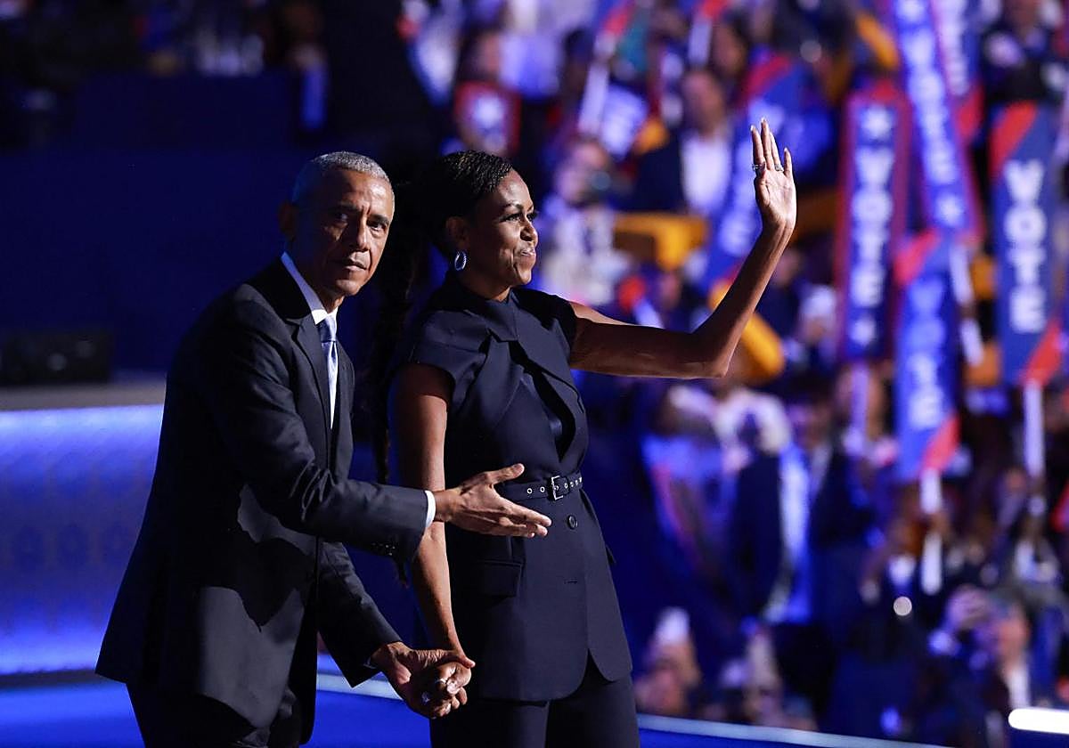 El expresidente estadounidense Barack Obama junto a su mujer, Michelle Obama, en la convención demócrata