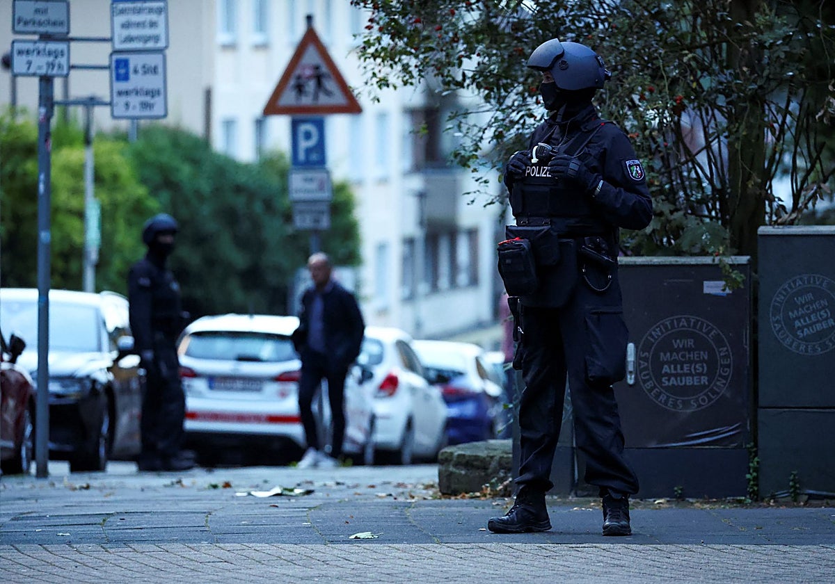 La Policía trabaja en el lugar del ataque con cuchillo, en Solingen