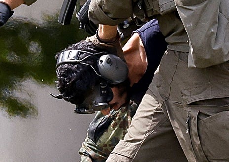 Imagen secundaria 1 - La policía escolta en Karlsruhe al autor confeso del apuñalamiento en Solingen