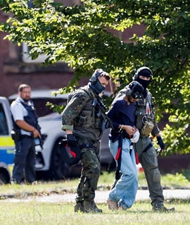 Imagen secundaria 2 - La policía escolta en Karlsruhe al autor confeso del apuñalamiento en Solingen