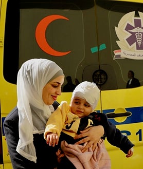 Imagen secundaria 2 - Desde que estalló la guerra en Gaza en octubre, unos 100.000 palestinos han huido al vecino Egipto pese al cierre de fronteras y a que no se les concede el estatus de refugiados para evitar una avalancha migratoria que desestabilizaría la región y podría extender el conflicto. La mayoría salieron por el paso de Rafah entre noviembre del año pasado y mayo, cuando el Ejército israelí lo conquistó y cerró. El 1 de febrero, en un viaje organizado por el Gobierno egipcio, ABC llegó hasta este cruce fronterizo, por donde salían familias palestinas cargando los pocos enseres que habían podido salvar (imagen superior) y algunos heridos eran evacuados en avión a otros países como Qatar (arriba a la izquierda y derecha) desde el cercano aeropuerto de El Arish