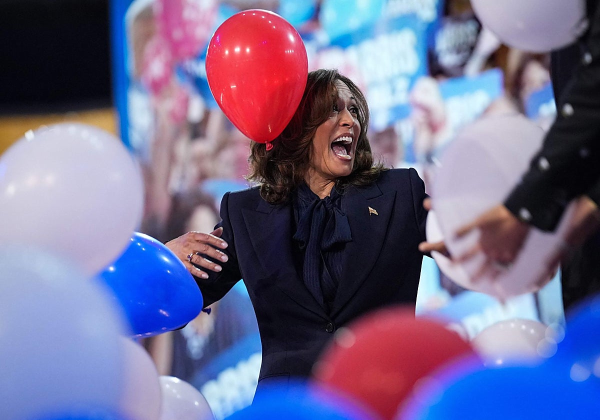 Kamala Harris celebra después de aceptar la nominación presidencial demócrata durante el último día de la Convención Nacional Demócrata