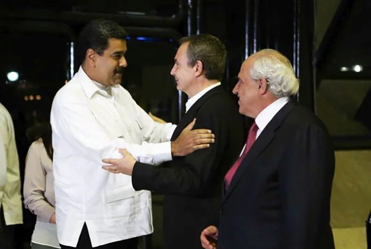 Maduro saluda a Zapatero que va acompañado por Shannon