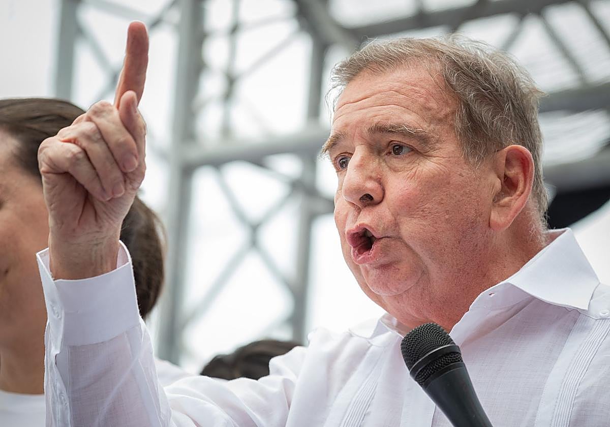 Edmundo González Urrutia hablando durante un acto de campaña