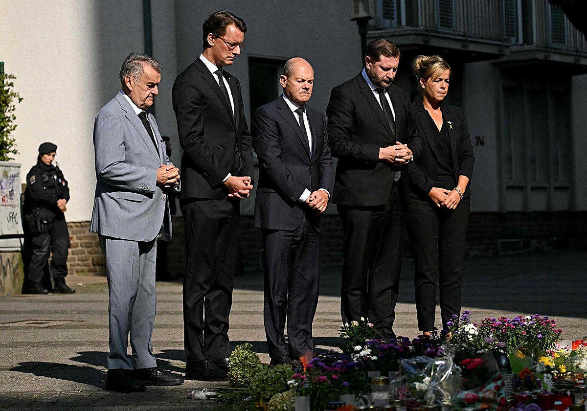El canciller alemán Olaf Scholz en un homenaje a las víctimas del atentado terrorista en Solingen