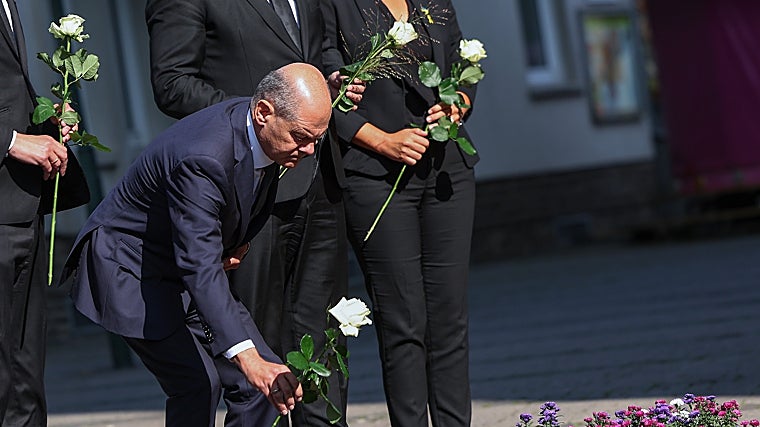 El canciller Scholz deposita una rosa este lunes en el lugar del atentado en Solingen