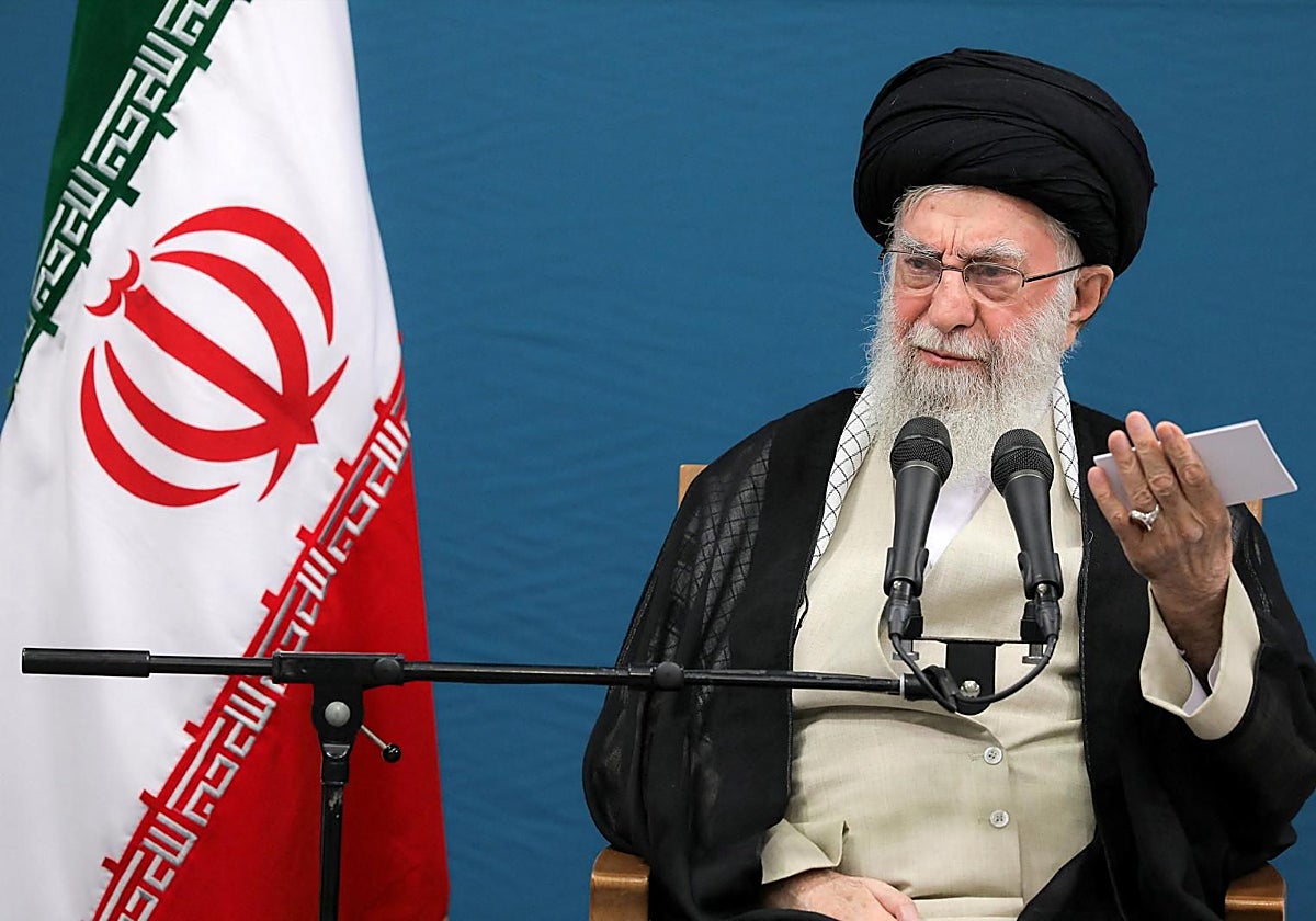 El ayatolá Alí Jamenei se reúne con el presidente iraní, Masoud Pezeshkian, en Teherán, Irán