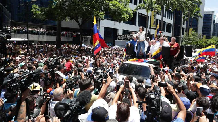 María Corina Machado, in front of hundreds of followers