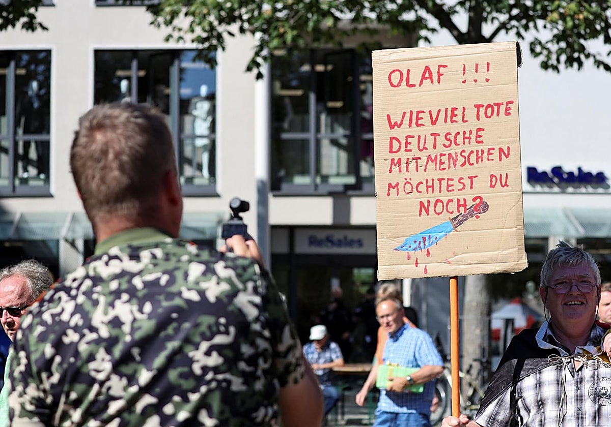 Protestas en Solingen, el 27 de agosto, tras el ataque con cuchillo y durante una visita del canciller Scholz