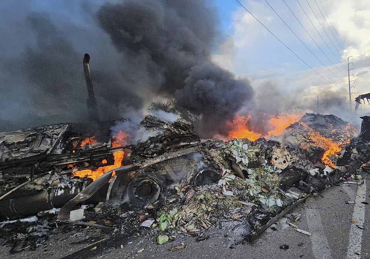 Camiones quemados bloqueando una carretera durante intensos tiroteos en las afueras de Culiacán, Sinaloa