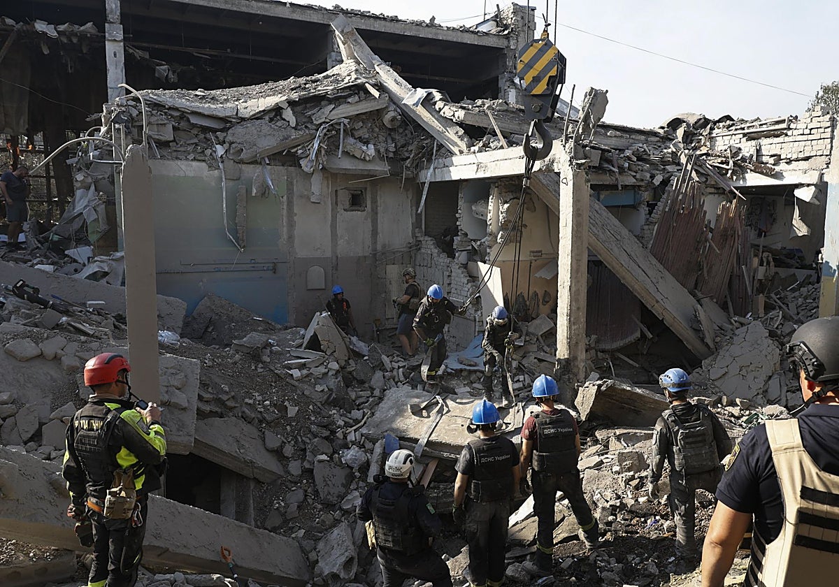 Al menos 40 heridos tras ataque con misiles rusos en Járkov, Ucrania