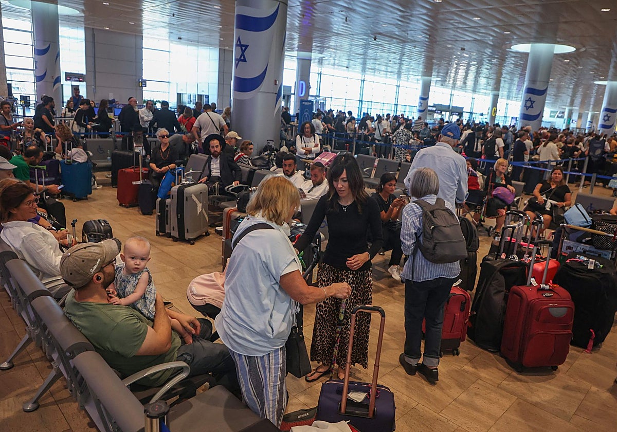 Los pasajeros esperan sus vuelos en el aeropuerto Ben Gurion de Tel Aviv durante una huelga nacional