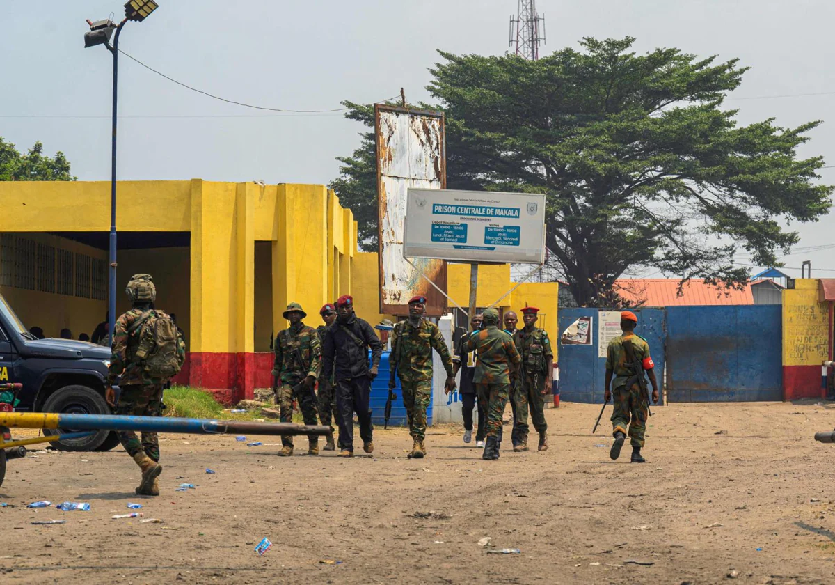 Militares congoleÃ±os vigilan la prisiÃ³n de Makala tras la fuga masiva que acabÃ³ en un baÃ±o de sangre