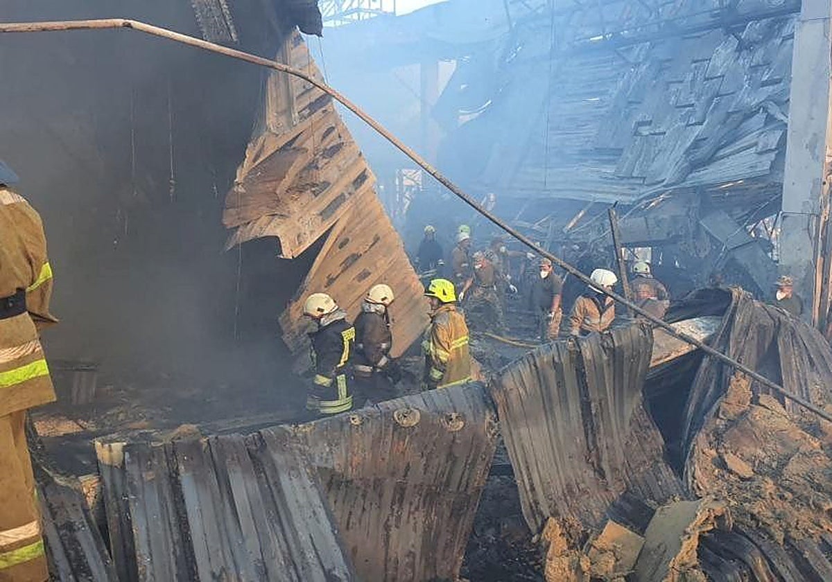 Rescatistas trabajan en un lugar que fue alcanzado por misiles rusos, en Poltava, en una foto de archivo