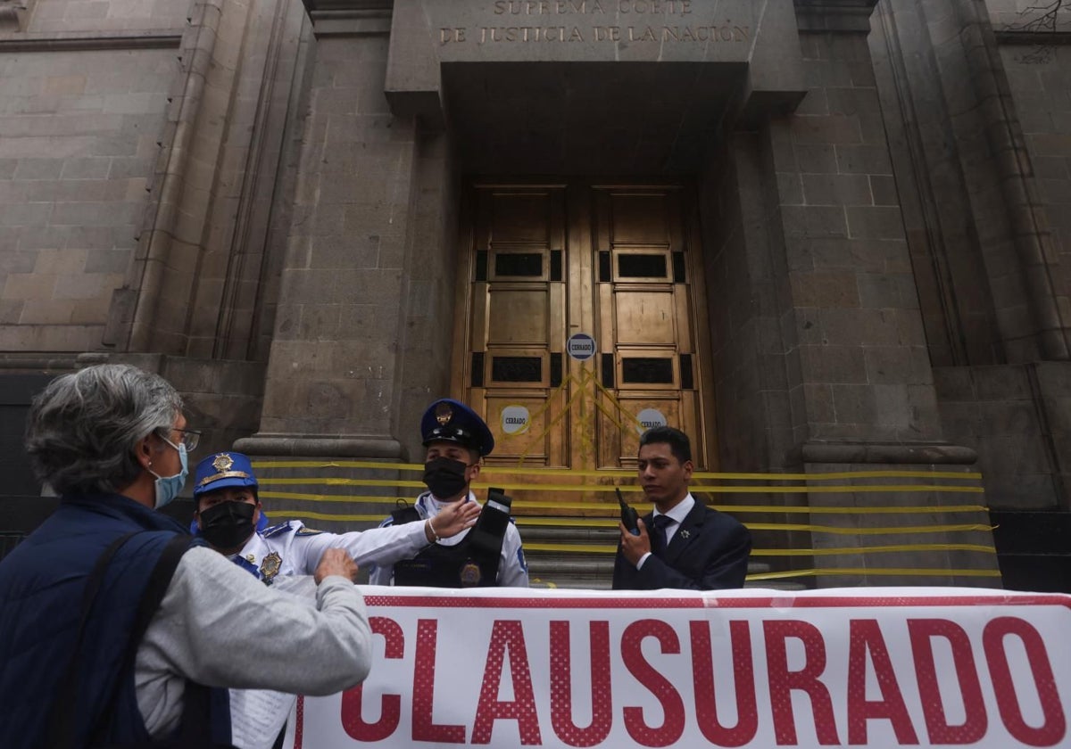 Personal de seguridad bloquea el acceso de la Suprema Corte de Justicia de la Nación en México