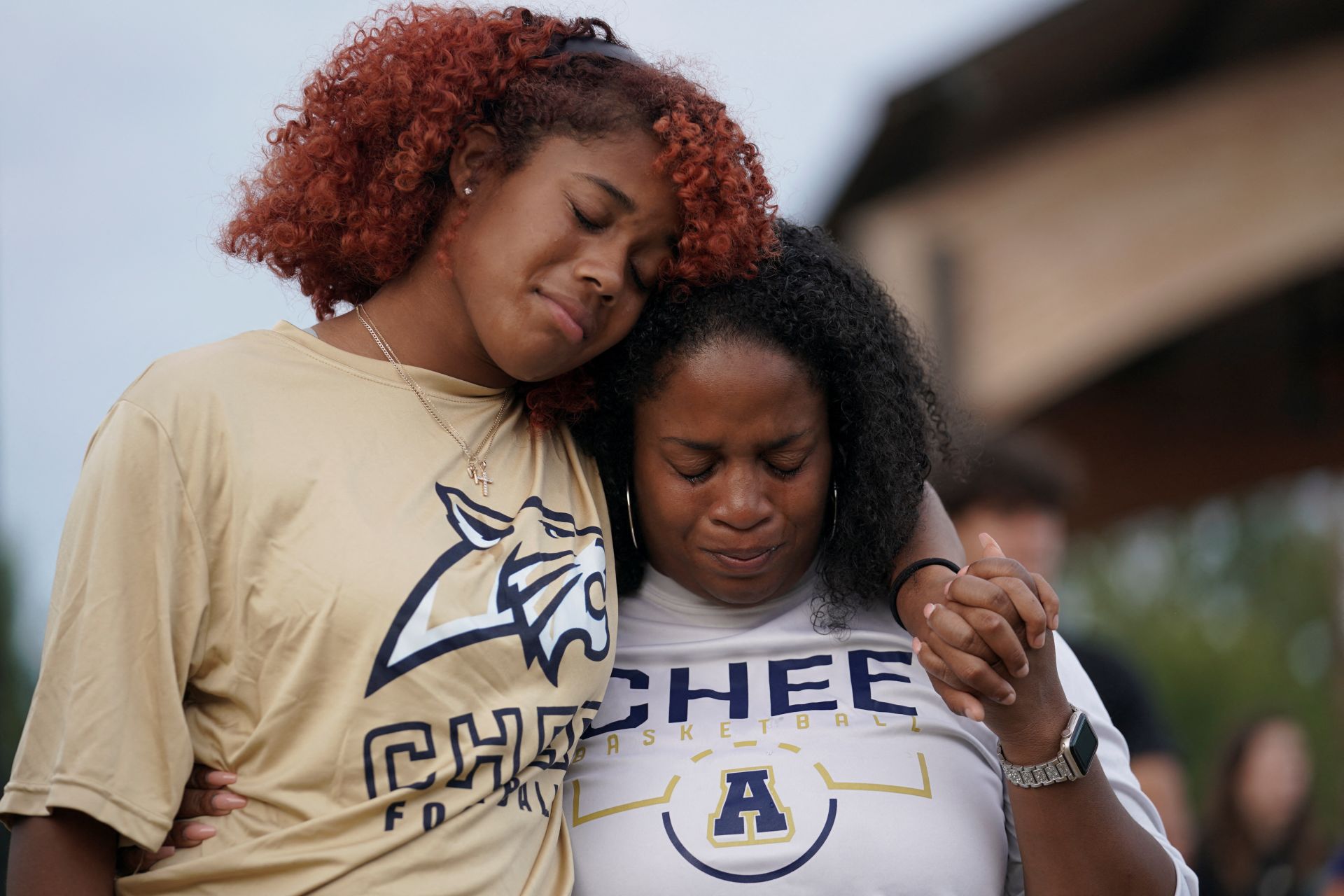 Dos mujeres durante el homenaje a las víctimas del tiroteo en el instituto de Apalachee, en Georgia
