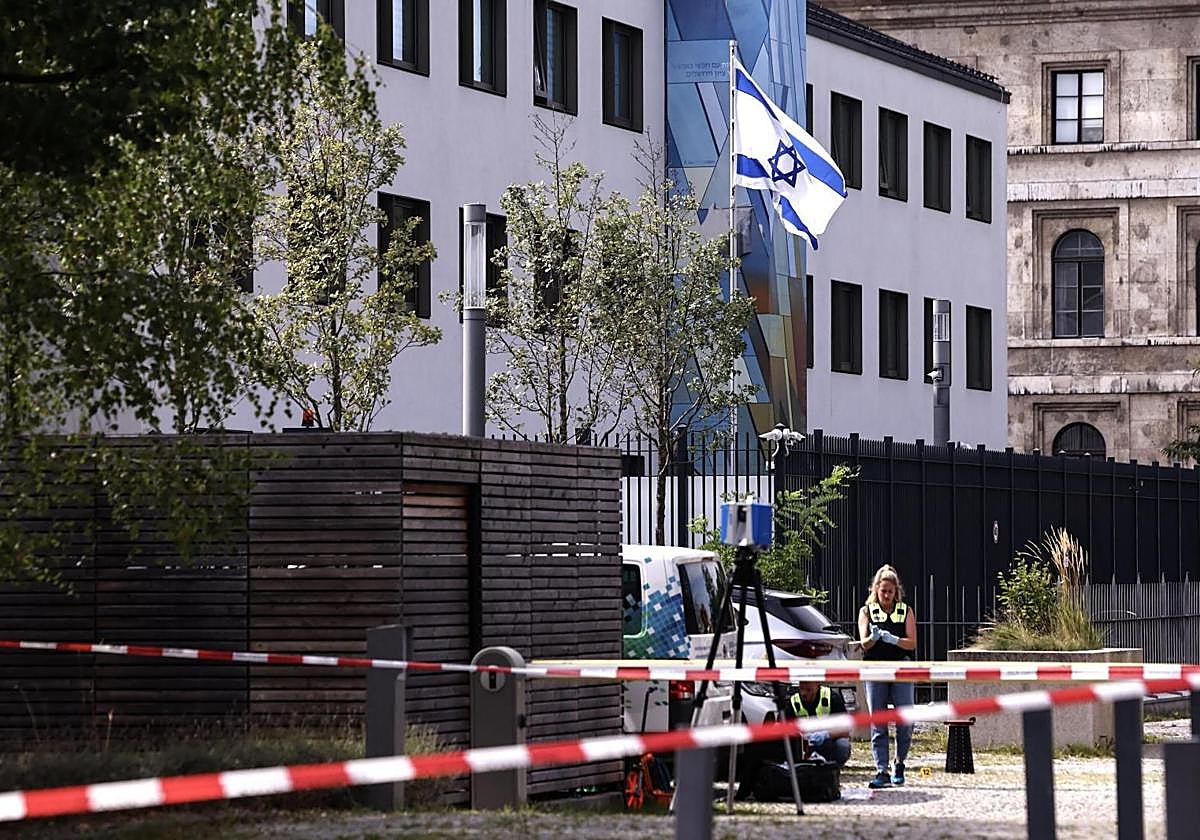 Una bandera israelí ondea frente al edificio del Consulado General de Israel después de un tiroteo