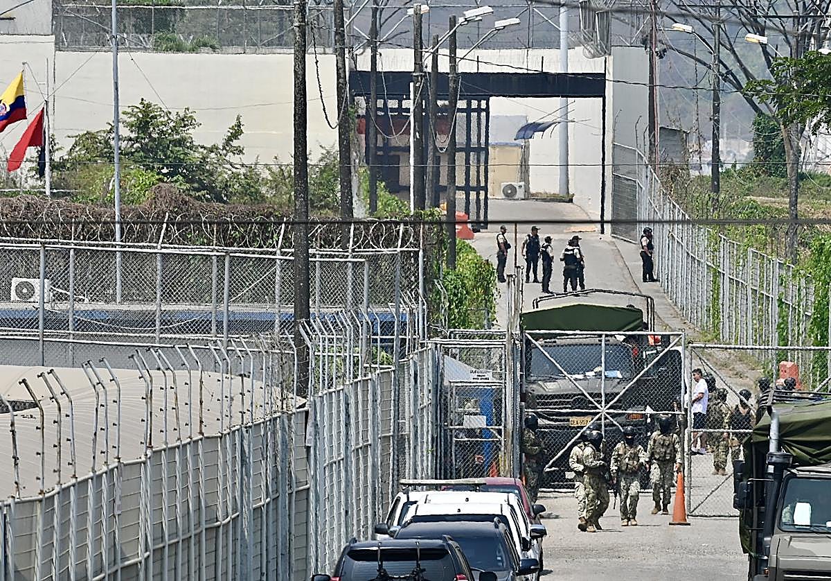 Efectivos militares y policiales custodian la cárcel de máxima seguridad en Ecuador, 'La Roca'