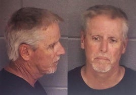 Detienen y acusan de asesinato al padre del autor del tiroteo de Georgia por regalarle el arma con la que mató a cuatro menores