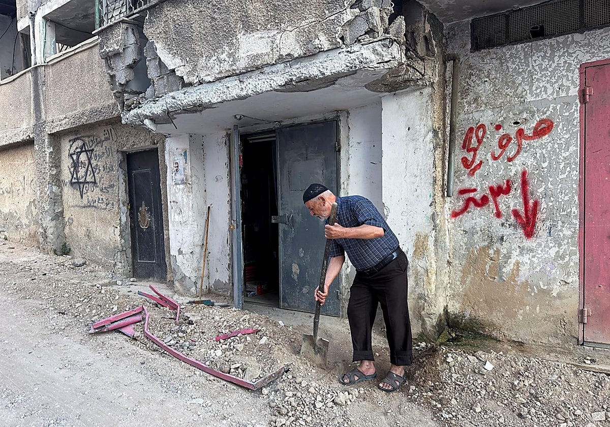 Palestinos evalúan los daños en la calle tras una operación militar israelí en Yenín, Cisjordania