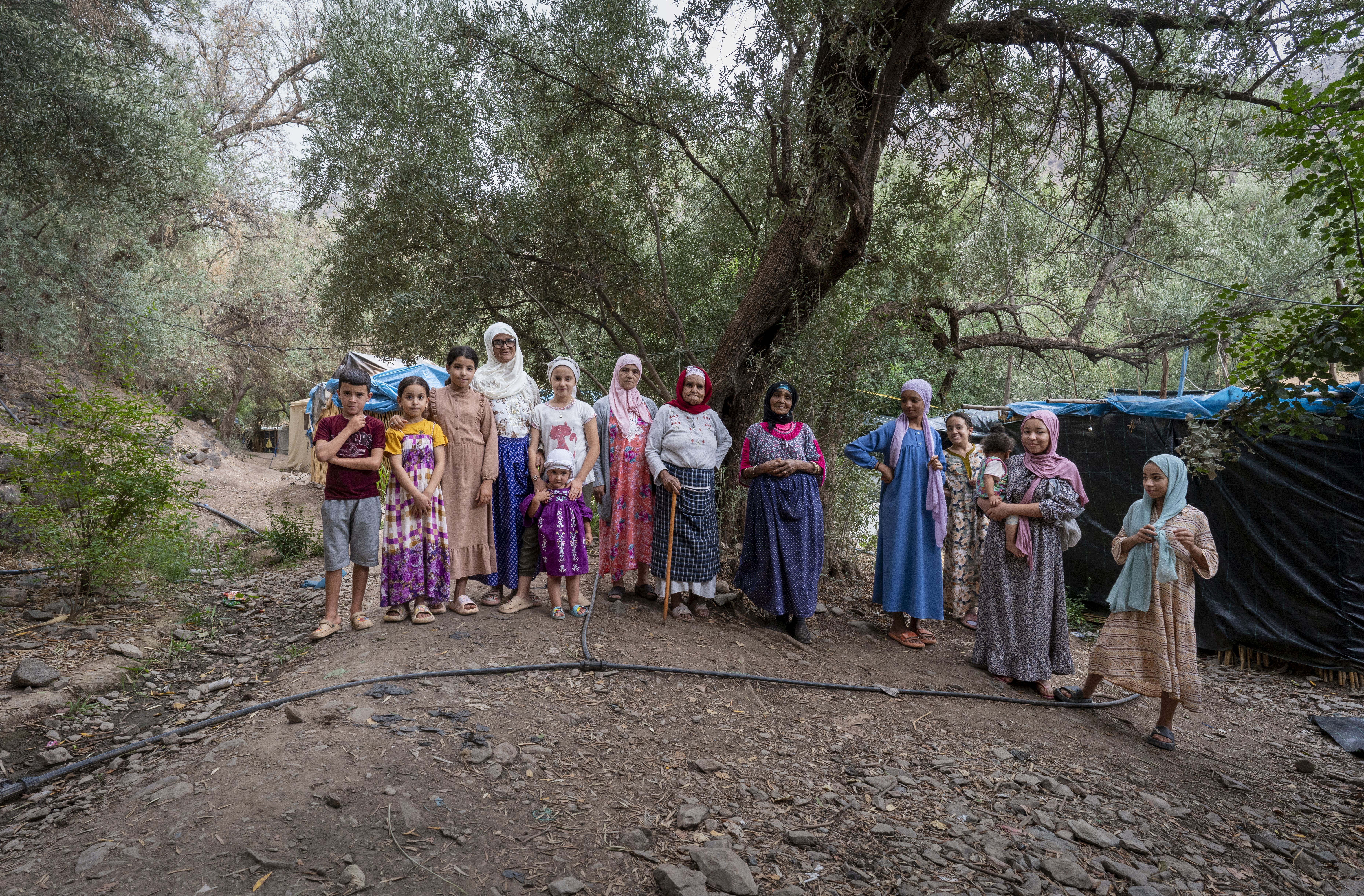 Mujeres del pueblo de Imgdal viven en tiendas de campaña 