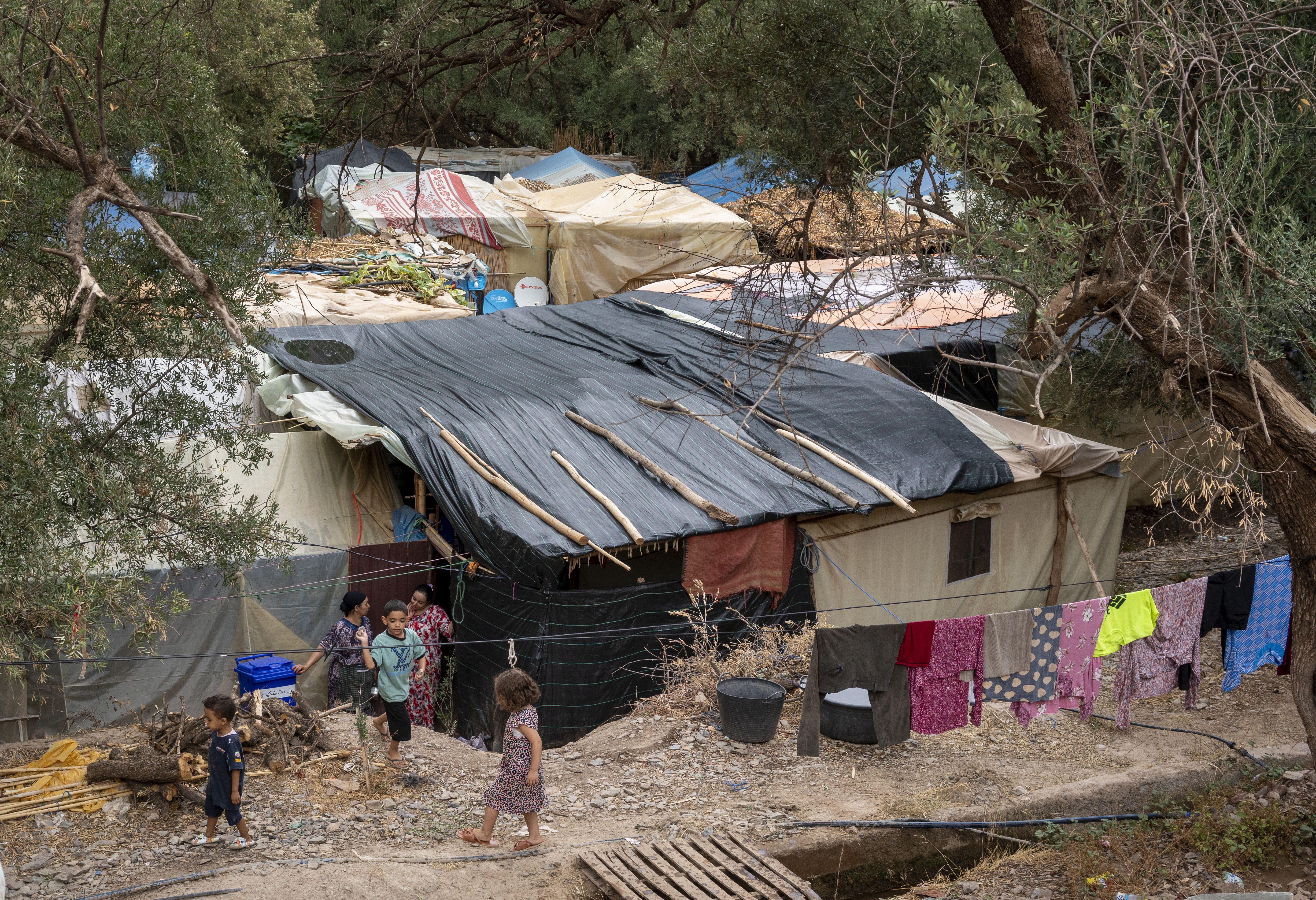 Campamento de tiendas de campaña que se ha convertido en el hogar para miles de personas en la región de Al Haouz