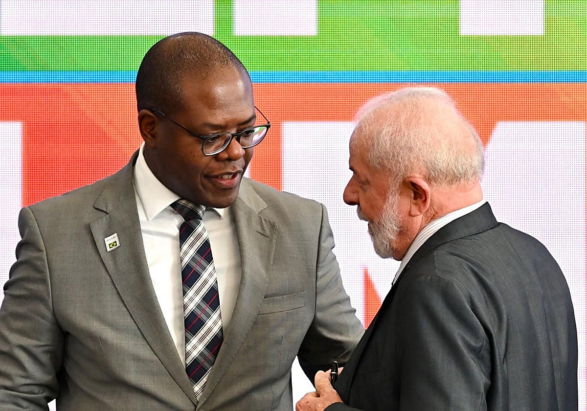 El ministro brasileño de Derechos Humanos destituido, Silvio Almeida, y el presidente Lula da Silva