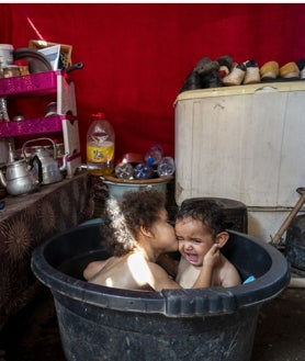 Imagen secundaria 2 - La mayoría sigue esperando que reconstruyan sus casas. Mientras, viven en precarias condiciones en tiendas de campaña, sin agua corriente.