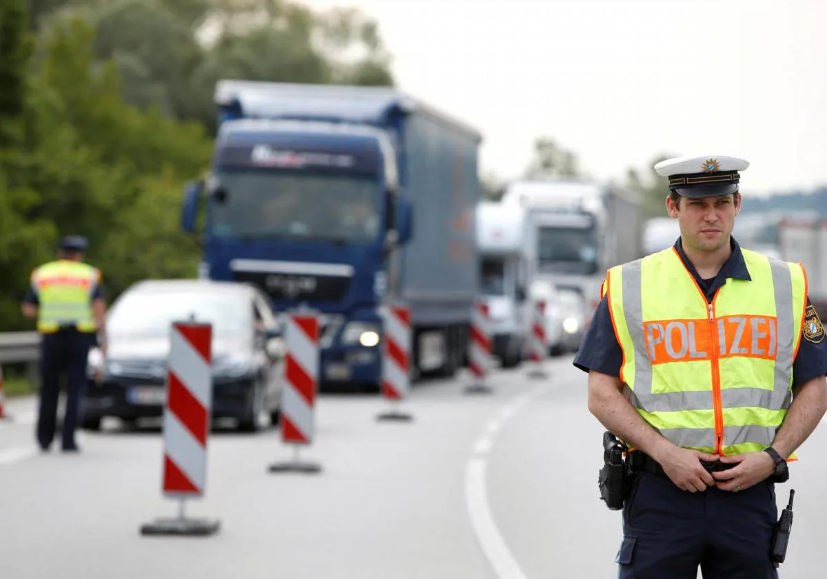 Oficiales de policía controlan automóviles en un puesto de control temporal entre la frontera entre Austria y Alemania