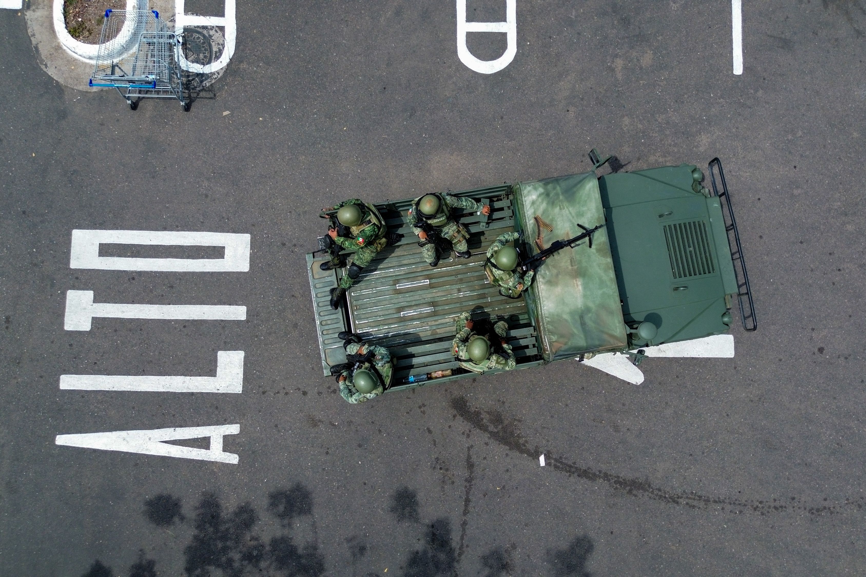 Miembros del Ejército mexicano en la zona donde apareció el cuerpo de un hombre en un aparcamiento de Culiacán.