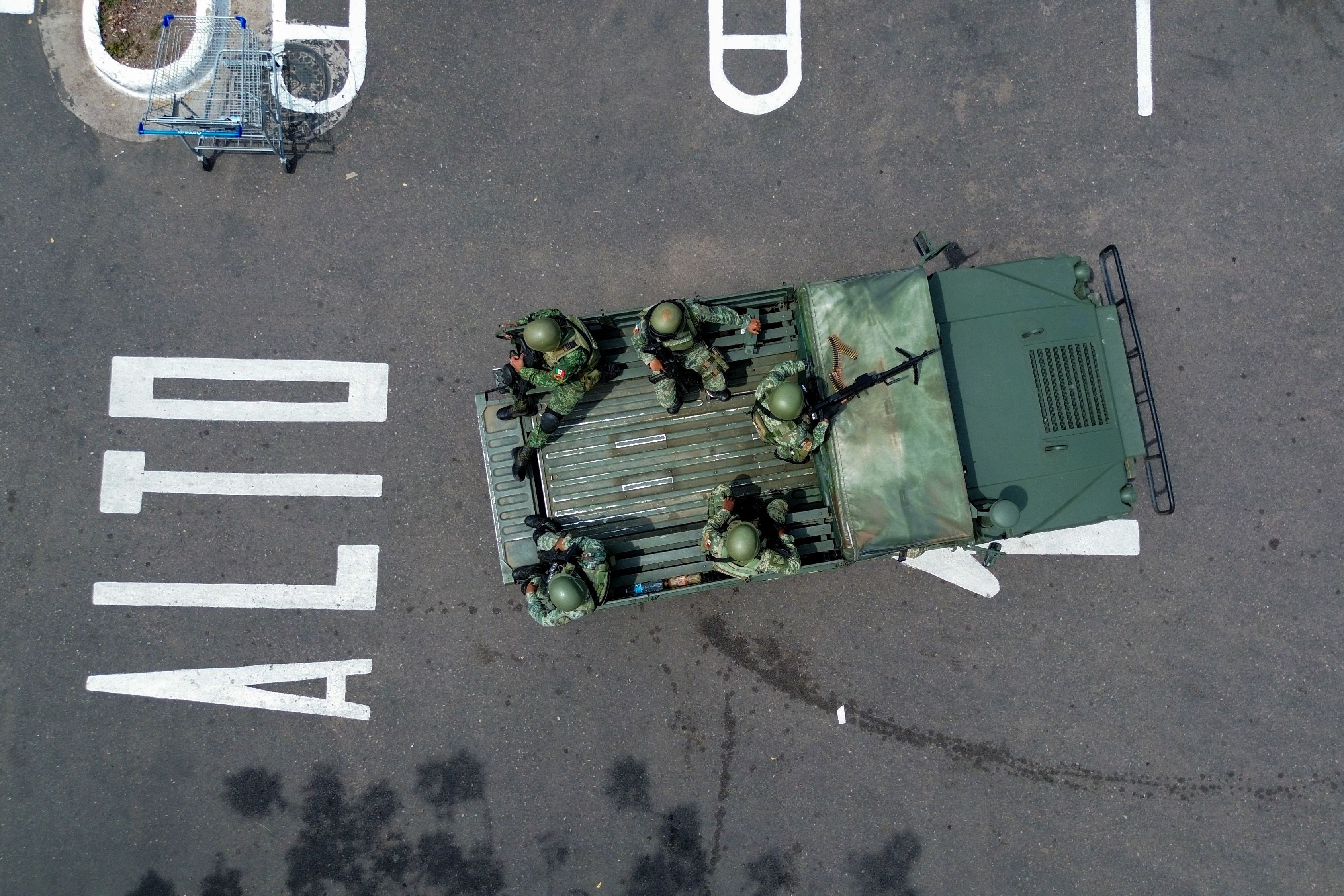 Miembros del Ejército mexicano en la zona donde apareció el cuerpo de un hombre en un aparcamiento de Culiacán.