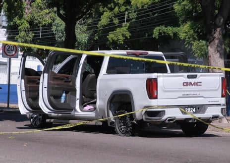 Imagen secundaria 1 - Arriba, policias observan un camión calcinado; debajo, a la izquierda, una camioneta con disparos en su carrocería; a la derecha, un vehículo ardiendo