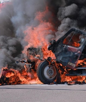 Imagen secundaria 2 - Arriba, policias observan un camión calcinado; debajo, a la izquierda, una camioneta con disparos en su carrocería; a la derecha, un vehículo ardiendo