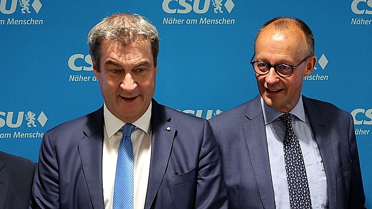 La candidatura de los cristianodemócratas en principio correspondería a su presidente, Friedrich Merz (derecha), pero el bávaro Markus Söder cuenta con más aceptación